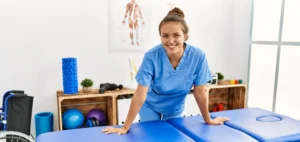 Glücklicher Physiotherapeut in Praxis